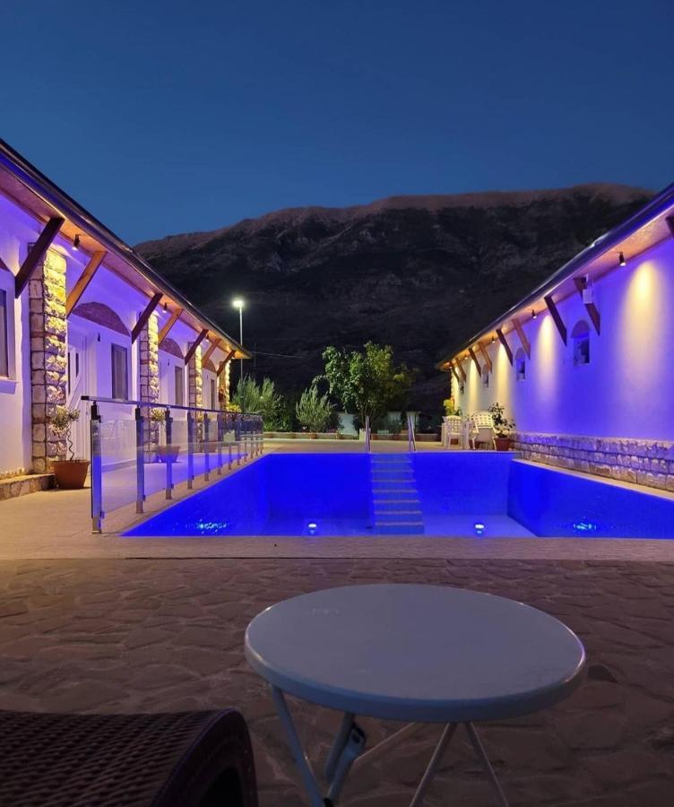 Guesthouse Lord Byron Tepelene Esterno foto