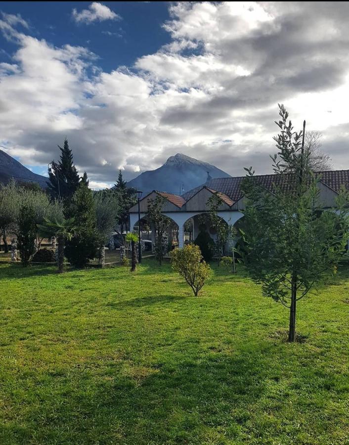 Guesthouse Lord Byron Tepelene Esterno foto