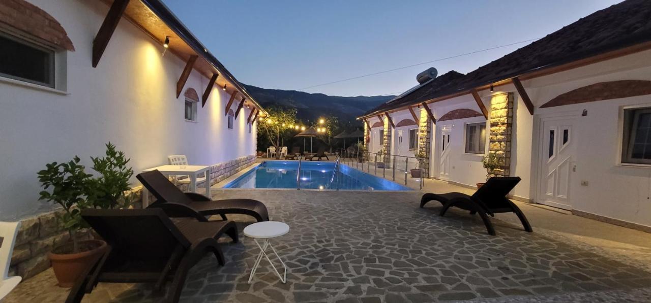 Guesthouse Lord Byron Tepelene Esterno foto