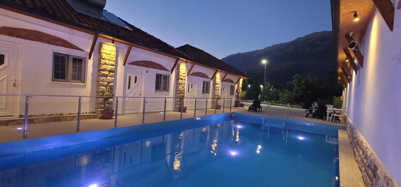 Guesthouse Lord Byron Tepelene Esterno foto