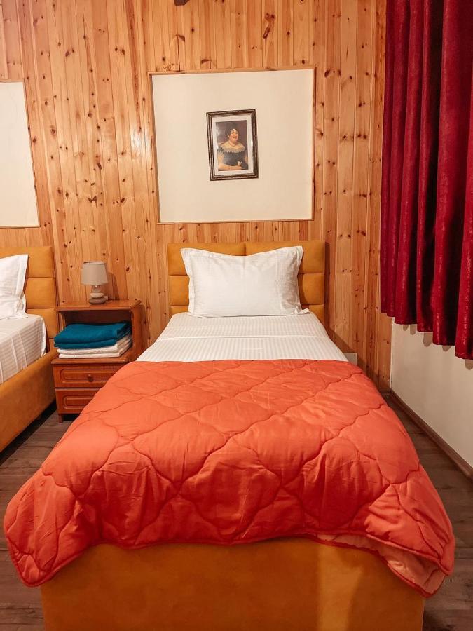 Guesthouse Lord Byron Tepelene Esterno foto