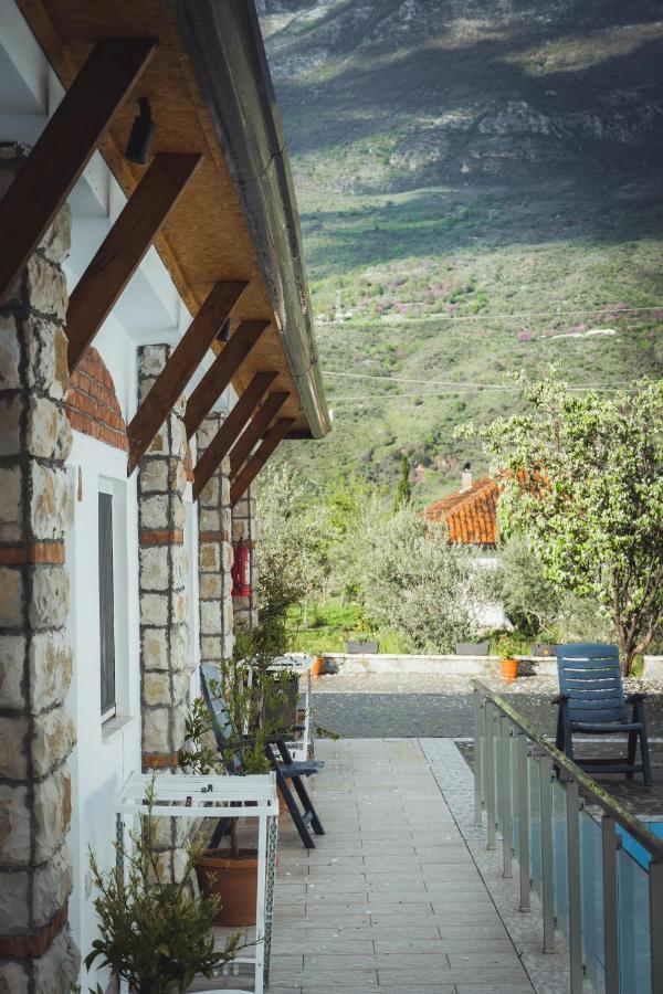Guesthouse Lord Byron Tepelene Esterno foto