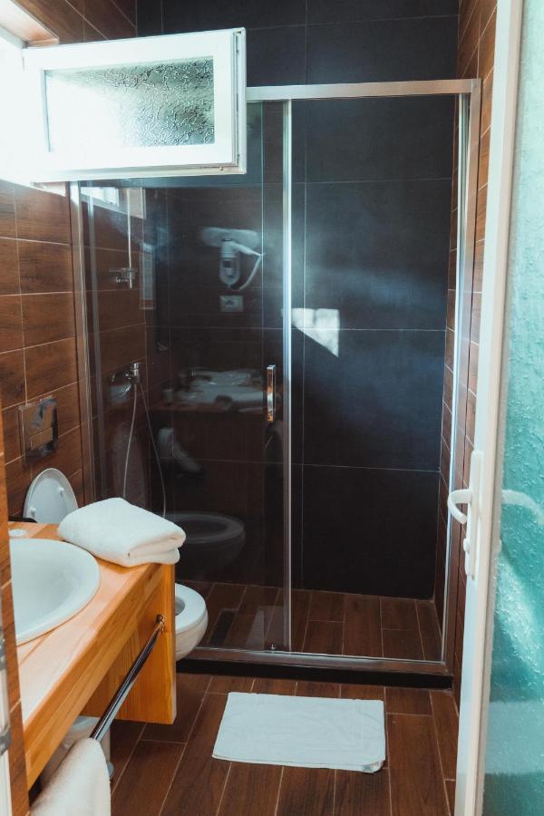 Guesthouse Lord Byron Tepelene Esterno foto